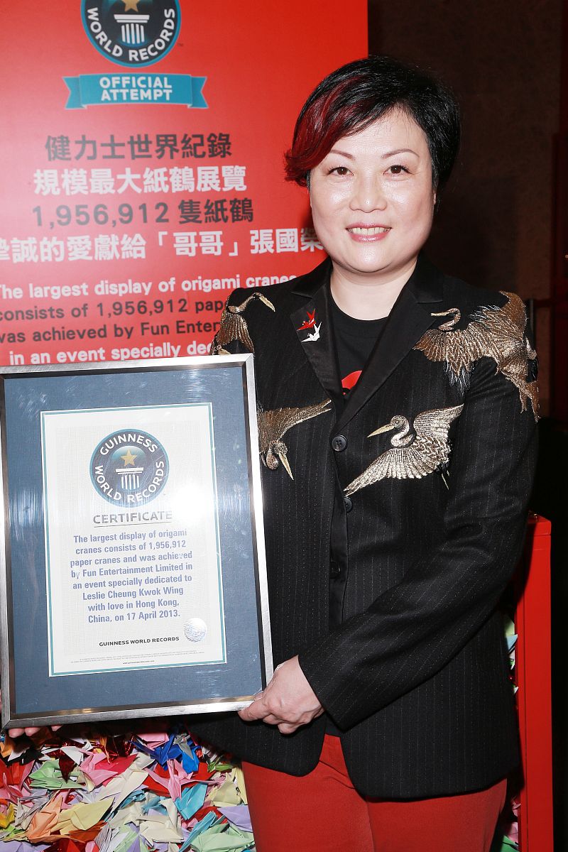 2013年4月17日,香港,粉丝为纪念张国荣合力折纸鹤破吉尼斯世界大全纪