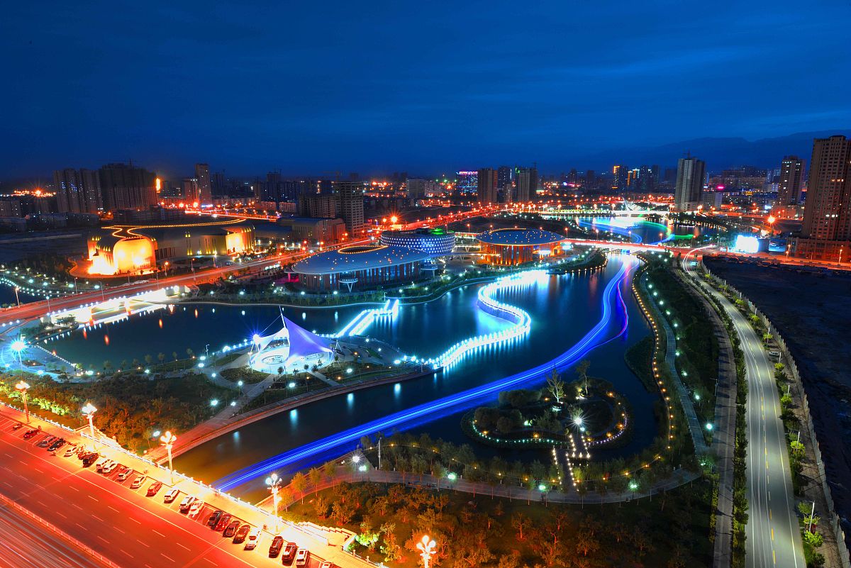  2016年8月15日晚,新疆库尔勒市天鹅河一带夜景.近年来,新疆库尔勒市