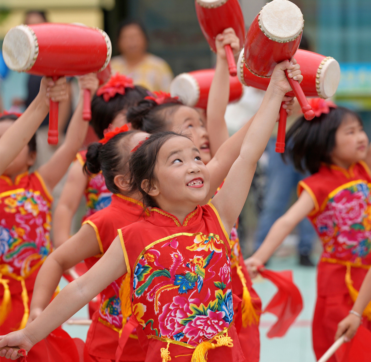 请写一个六一儿童节文艺表演介绍民乐串烧节目的主持词分两个主持人民乐团表演的节目有葫芦丝吹奏《金孔雀》中阮和竹笛演奏《吐鲁番的葡萄熟了》二胡齐奏《桥边姑娘》琵琶和古筝表演《琵琶行》。把下面的主持词融进去：A：你知道中国民族乐器有哪些吗？我们东辰一小就有一个专门的民乐团呢B：我知道一些比如有有二胡古筝琵琶A：还有竹笛和小阮、中阮、葫芦丝等乐器这些乐器各具特色可以演绎很多不一样的乐曲呢B：好期待呀！今天