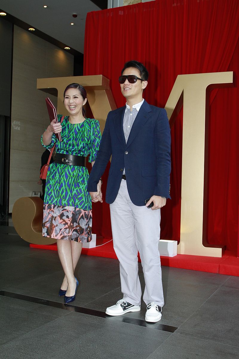 2011年10月22日,香港,美女主播陈贝儿下嫁m先生(贝儿对准夫婿的称呼).