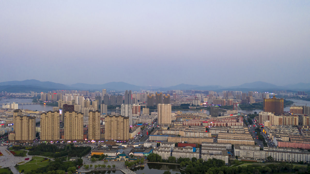 2020年7月8日,航拍北国江城吉林市船营区夜景.