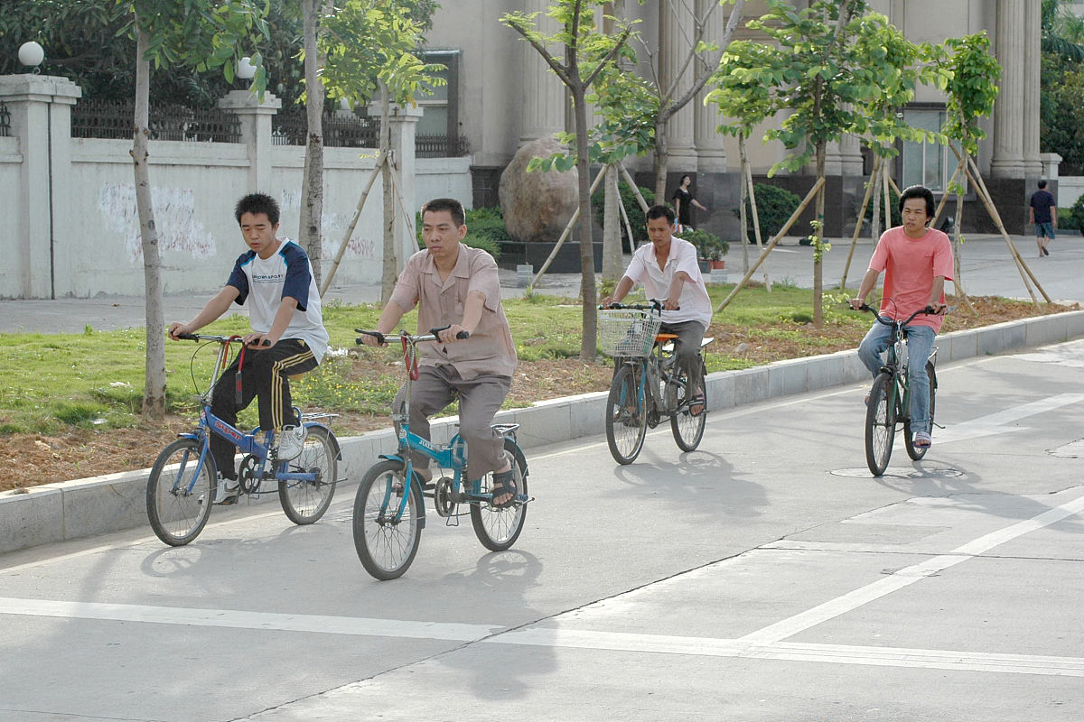 中学生小李骑车回家看到别人骑车双手离把很酷为了逞强也跟着骑英雄车。请结合材料谈谈你的看法。