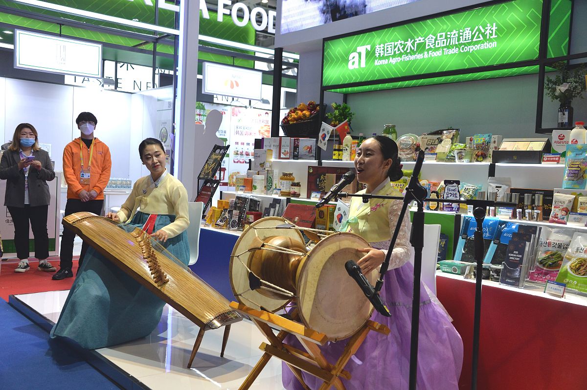 2020年11月6日,上海,广受"吃货"们欢迎的食品及农产品展区围绕绿色健