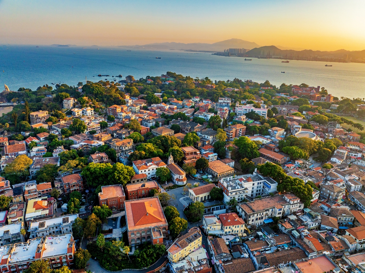 假设你是一个资深导游帮我做一个厦门周边七天旅游的攻略