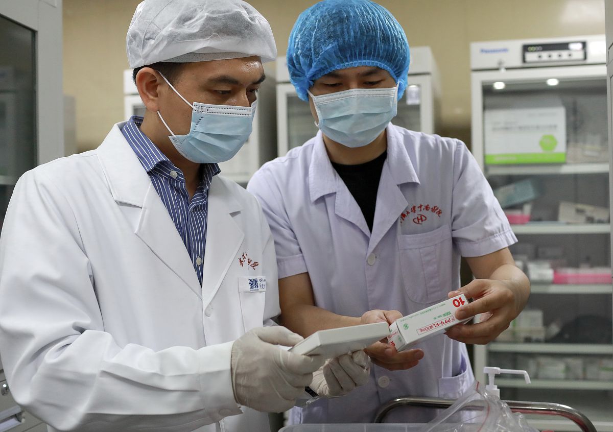 重庆卫生学校药剂专业毕业生就业方向全解析：从制造到科研