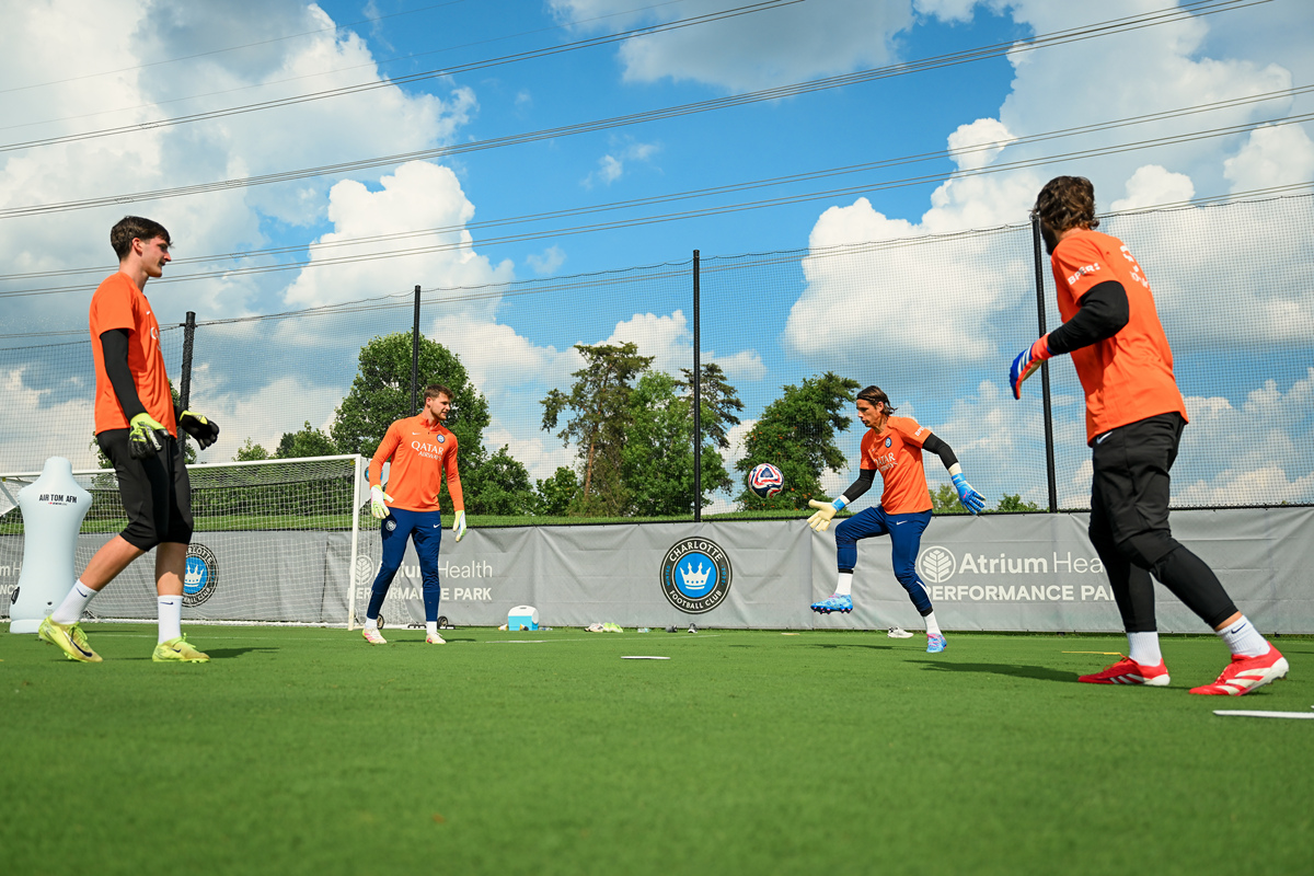 用I like playing soccer with my friends续写长度为十二句的5岁小孩能阅读的英文短文