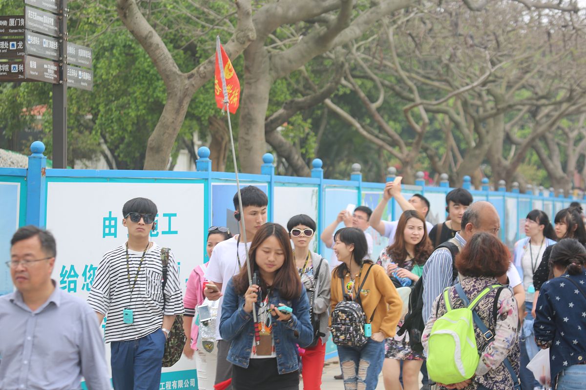 以【五一】为契机用大学生视角确定相关主题策划短视频脚本。