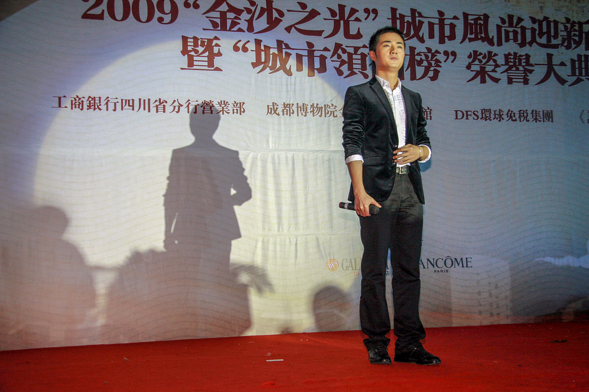 2008年12月19日,四川成都,余少群作为嘉宾出席活动现场.余少群,1981年