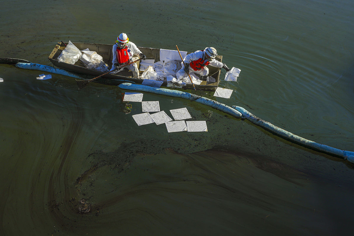 船员担忧大雨导致污染，SPRO评估后决定不铺设围油栏
