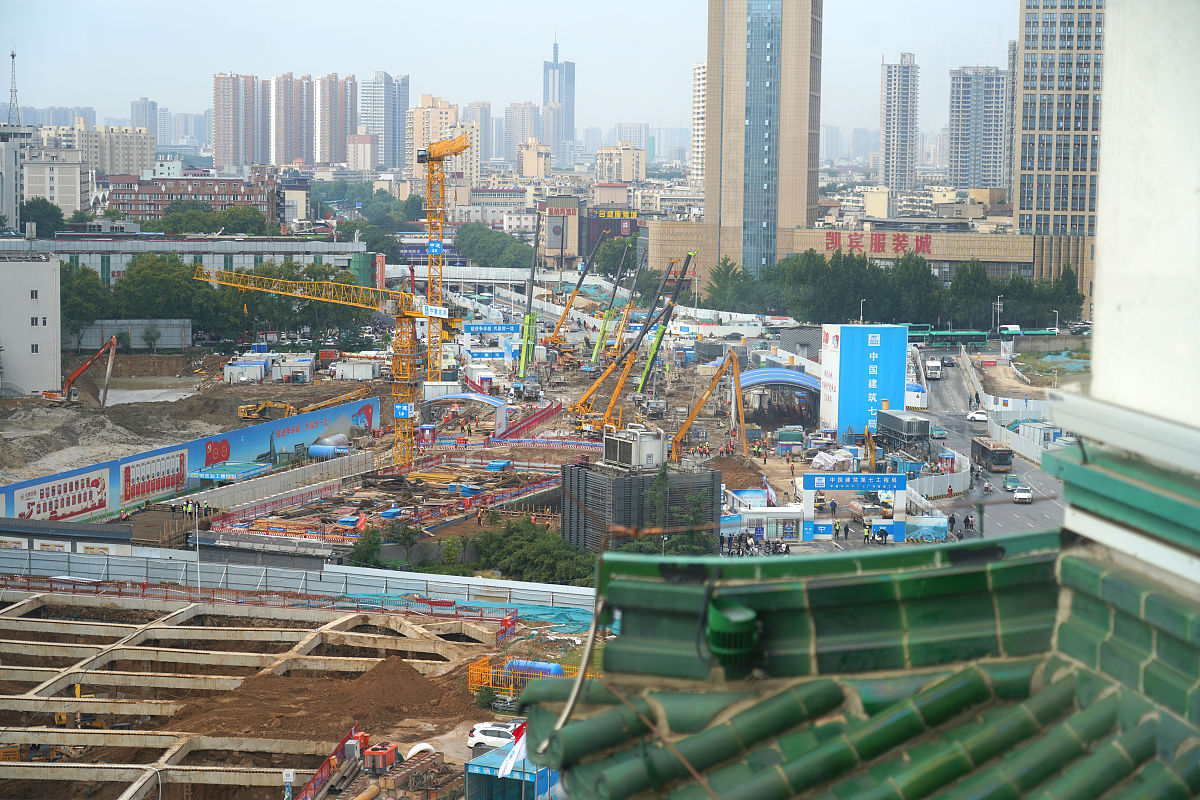 2021年10月12日,郑州市二七广场东西走向的地下隧道工程正在紧张的进