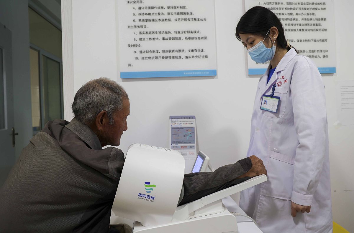 65岁以上老人健康指南：监测、疫苗接种及生活管理