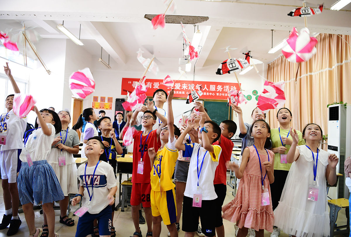 2021年7月22日,在江西省上饶市铅山县青少年活动中心,孩子们放飞航模.