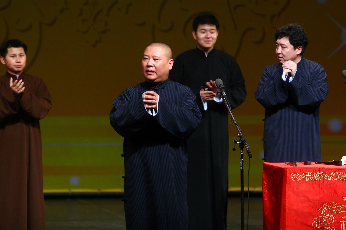 结合远古郭德纲德云社系列：综艺星夜喜乐会 龙凤呈祥节目和京剧《乌盆记》两部作品的具体内容分析出两部作品的表演风格各自的特点和二者的区别和联系