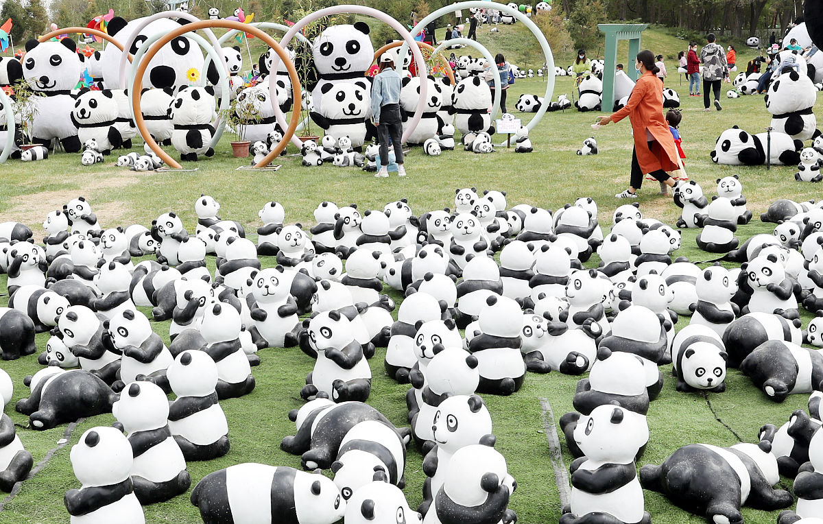 当地时间4月3日美国孟菲斯动物园在其官方社交媒体上发布提醒非常乐见最近很多朋友前来看望丫丫希望游客不要在丫丫的展览前露营并阻碍他人观看孟菲斯动物园还提醒未经书面许可进行直播违规动物园官网上会提供现场直播。 改写