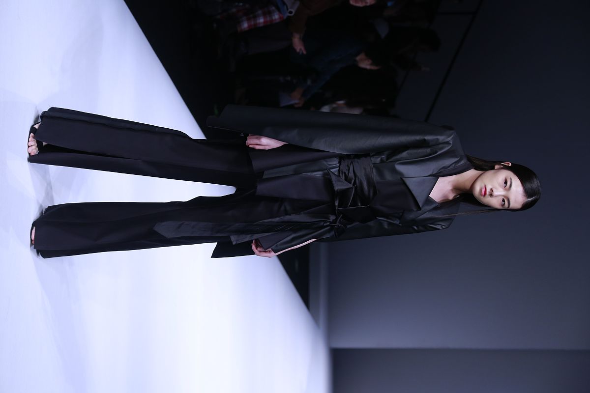 将下面内容换种方式表达一样的意思。你认为小糯米跟谁生活会更好一些？