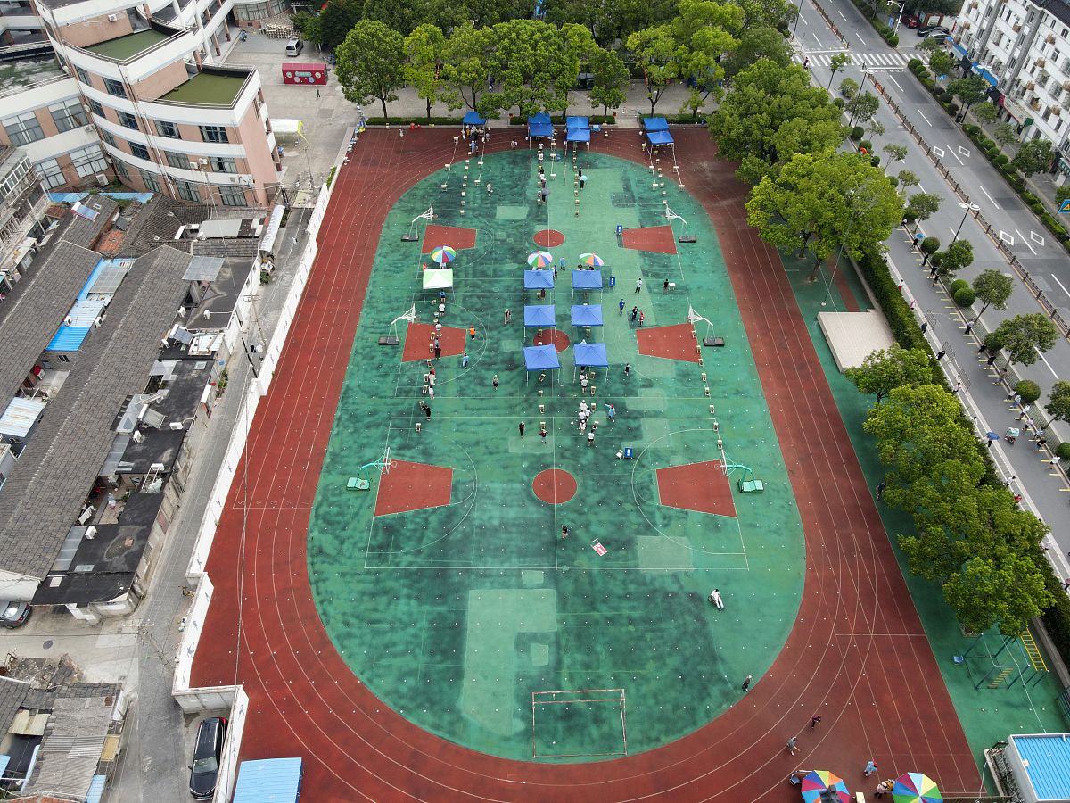 2021年8月5日,市民在江苏省扬州市育才小学核酸检测点排队进行核酸检