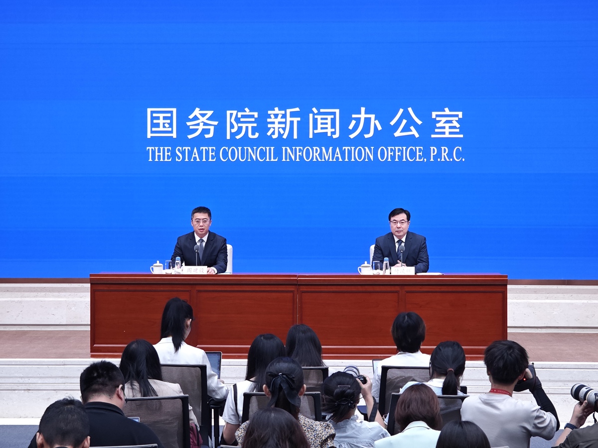 人民日报2023年3月7日消息根据国务院关于提请审议国务院机构改革方案的议案组建国家金融监督管理总局。请从金融监管角度探讨此举改革的意义及其影响？