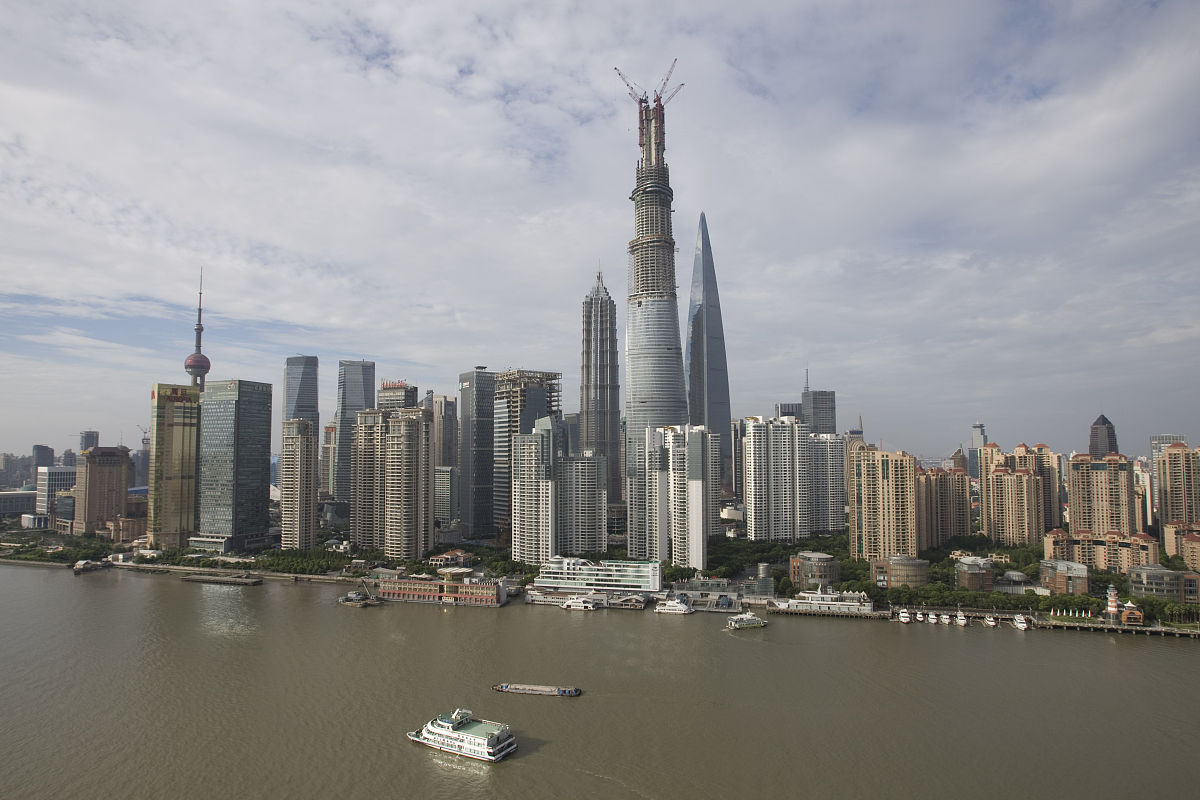 2013年8月3日,建设中的上海中心大厦(右).