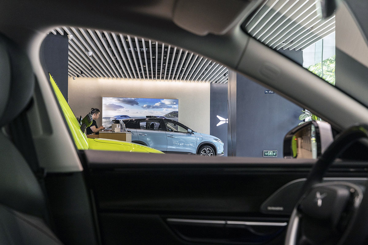 汽车后窗音控交互电子牌设计与制作具体要求如下：1利用透明贴膜屏幕在汽车后窗处显示文字图案；2语音控制让电子牌显示要说的语句与后车进行交互例如谢谢让路等等；3、自动检测后车的距离电子屏显示后车距离；4、电子牌的交互性设计更丰富点字体图案颜色