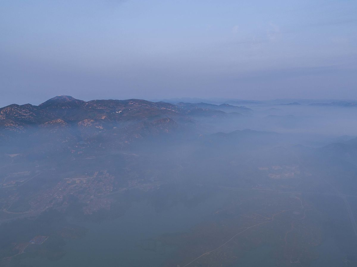 2017年9月17日,航拍山东省莱芜市雪野湖旅游区上空出现平流雾美景,湖