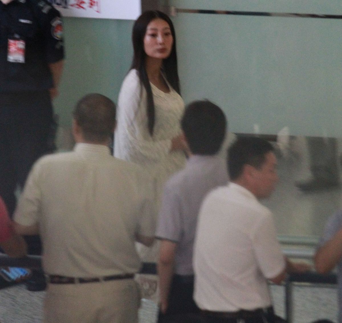 山东中学女教师出轨事件：学校处理方式引发公众担忧