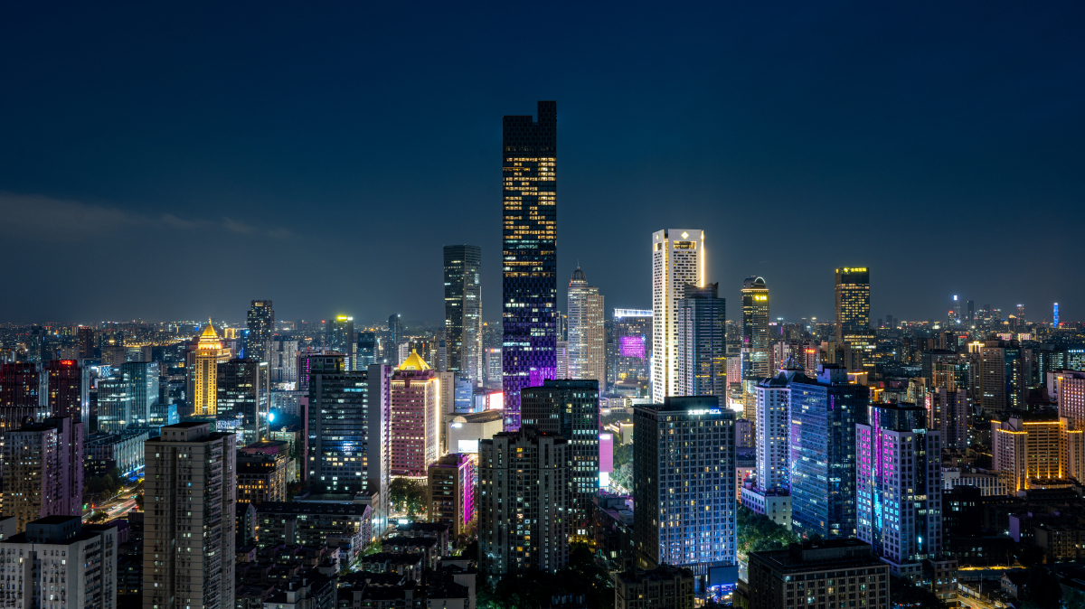 2025年8月8日,江苏南京,新街口商圈夜景.画面中,现代.