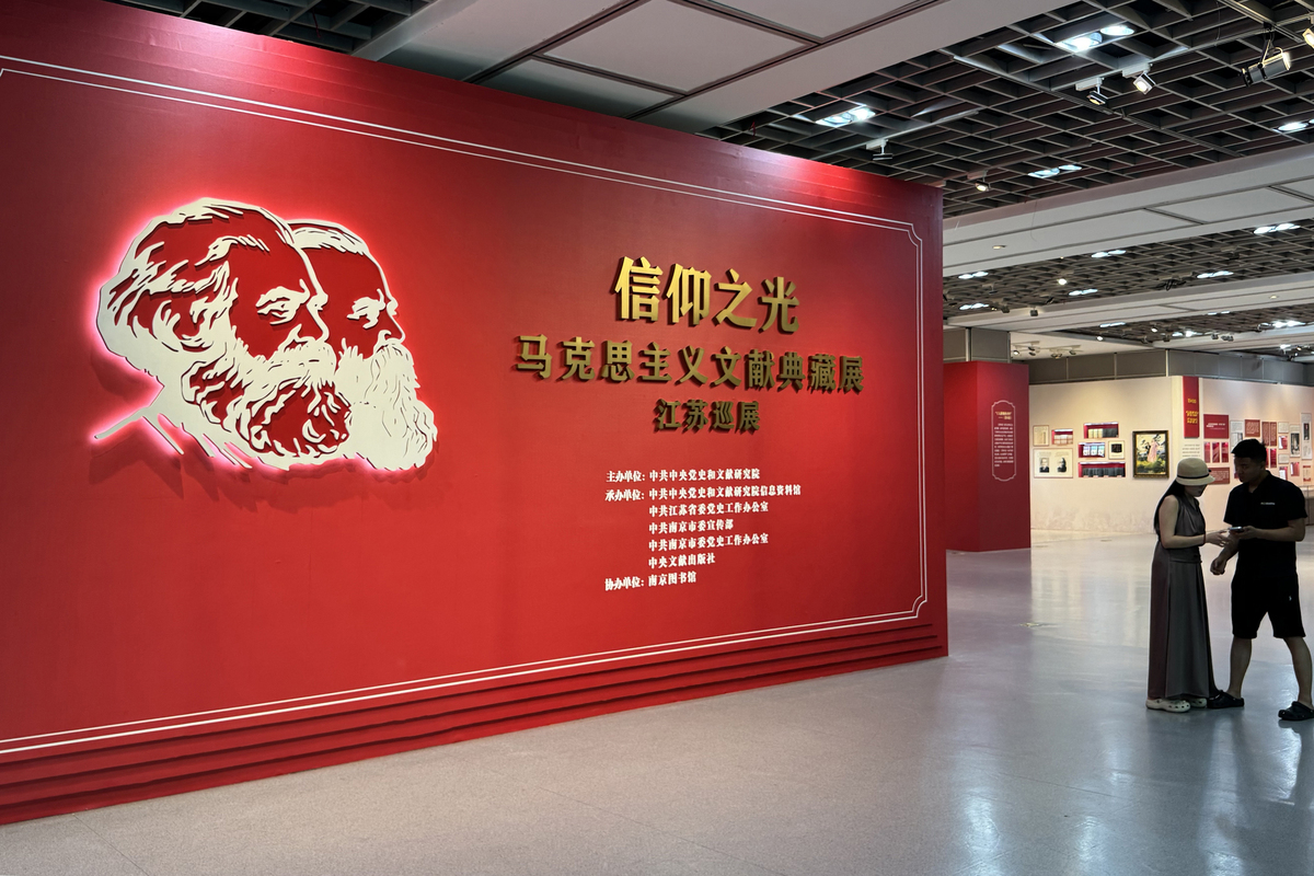 对信仰的描述下列正确的是 。选择一项或多项：a 信仰与信念无关b 信仰完全等同于信念c 信仰有肓目和科学之分d 信仰是最高层次的信念