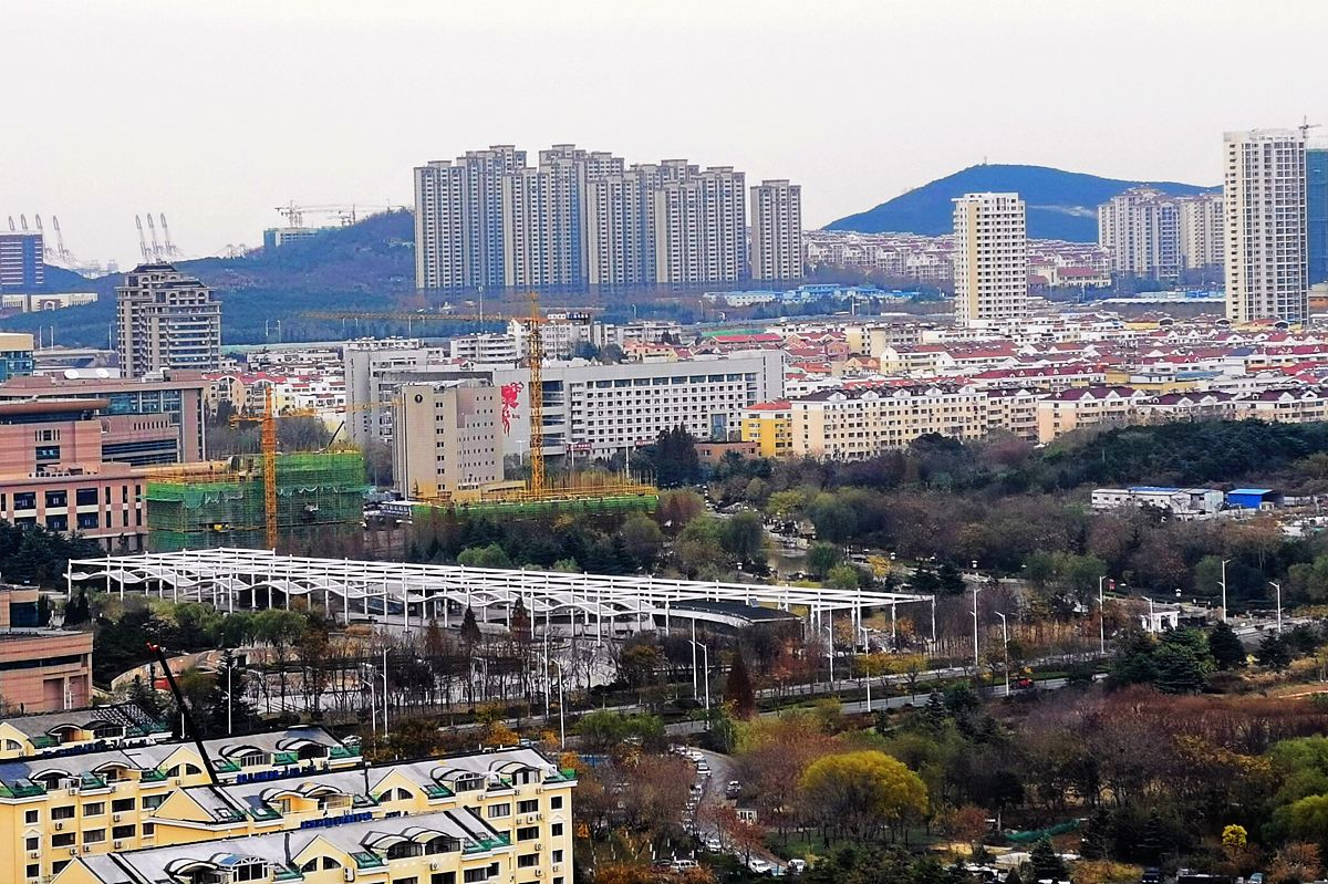 2020年11月23日,山东青岛市,西海岸新区高楼林立,景美如画.