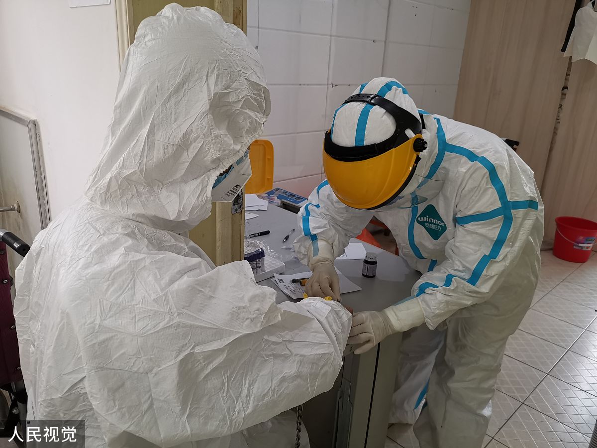 一个实习医生发现了一个奇怪的现象一个经常来看病的病人CT中发现连续三年他的肺部都出现了不同程度的纤维化他百思不得其解。做了非常细致的体检后发现他的身体非常的健康但是肺纤维化却在莫名奇妙的产生新冠检查是阳性将情况告诉了老师后扩写成一段小说