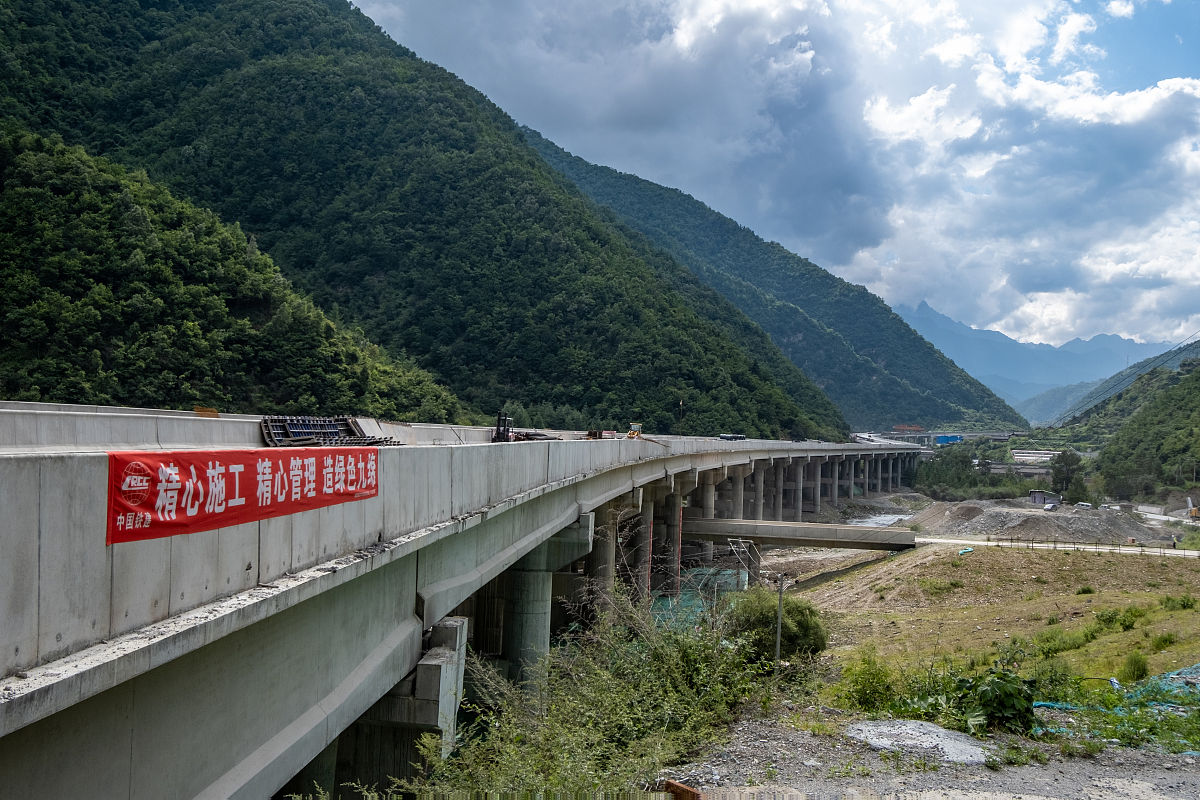 国道G245金口河至峨边是哪年修通的帮我用200字详细描述