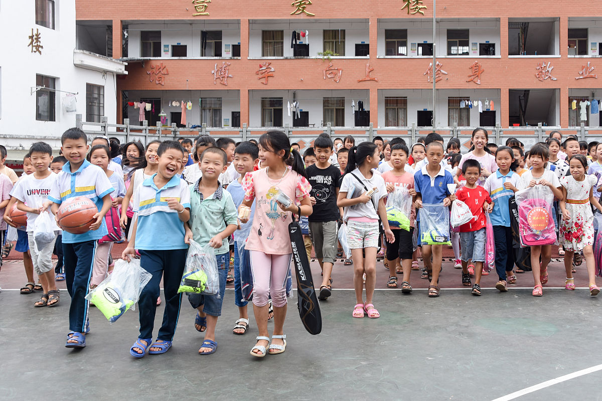2019年9月1日,江西省吉安市遂川县戴家埔乡中心小学,贫困儿童领"微心