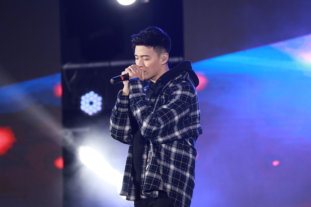 2020年12月24日,上海,明星现身ms上汽r汽车迎新演唱会 .james