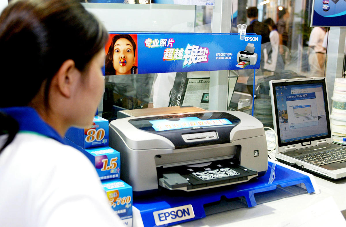 2004年8月1日,北京.2004广告"四新"展上爱普生(epson)展台,打印专业照
