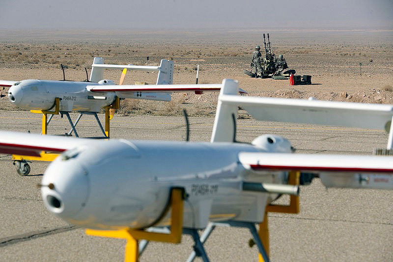 俄乌冲突中出现大量诸如弹簧刀、见证者之类的无人机阐述无人机和导弹的优劣势对比结合俄乌冲突的战场环境总结适合无人机作战的战场环境是什么样的。不少于500字