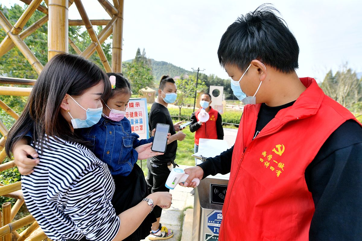 2021年11月1日,浙江湖州,长兴县和平镇滩龙桥村的霞幕湖景区,志愿者正
