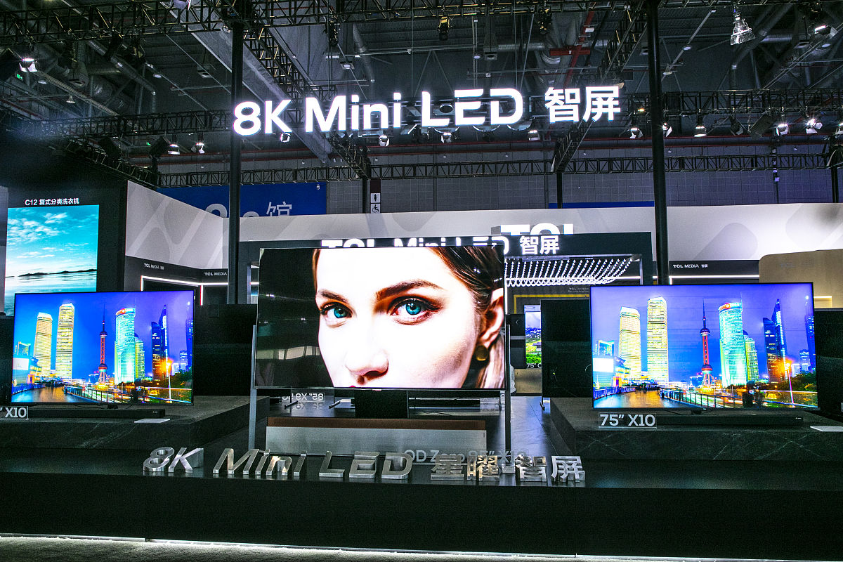 把下面的内容用中文换个说法：海信、TCL、华为、创维、康佳、长虹、松下、METZ、腾讯极光、Dynabook、乐橙、小燕科技、宇树科技也将汇聚本届展会。据组委会介绍有不少智能投影企业已经加入或即将加入AWE展商阵容与其他大屏显示产品形成良性竞争将极大丰富消费者的客厅智慧娱乐体验；而智能家具、智能照明等新兴领域将会是未来新的增长点随着消费电子板块展示面积的扩大势必给呈爆发式增长的相关企业更多参展机会