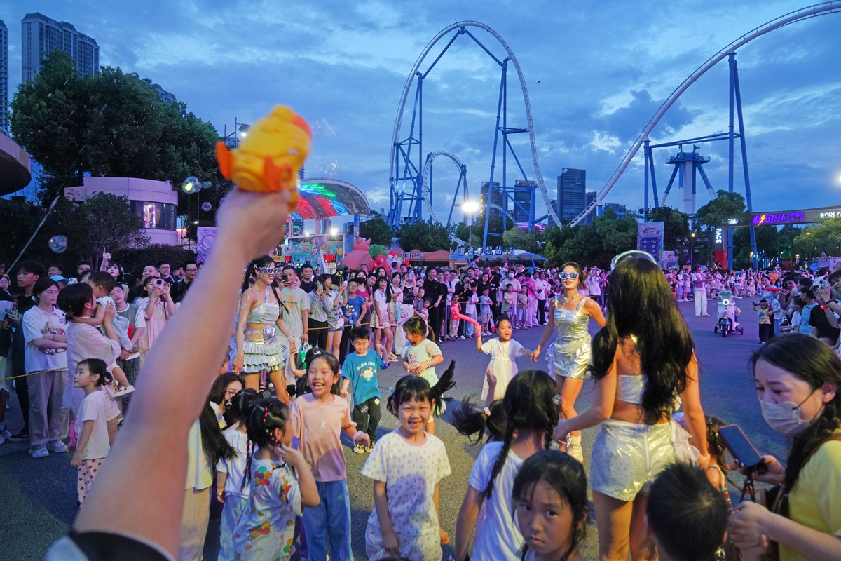 欢乐谷的年卡是哪个城市都可以用吗帮我用210字详细描述