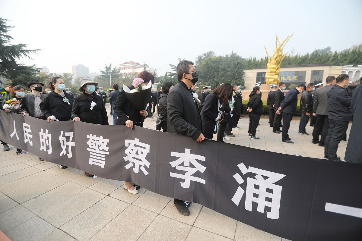 墓地到期，男子海撒骨灰被抓！私自撒骨灰违法吗？