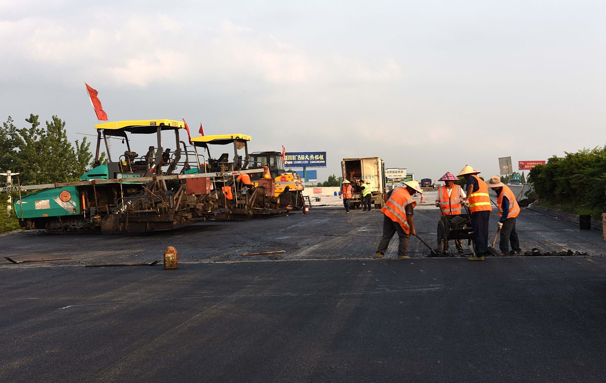 请结合路面水稳和沥青现场摊铺过程不包括拌合和运输列明工人分工、操作要点和安全存在风险不少于2000字