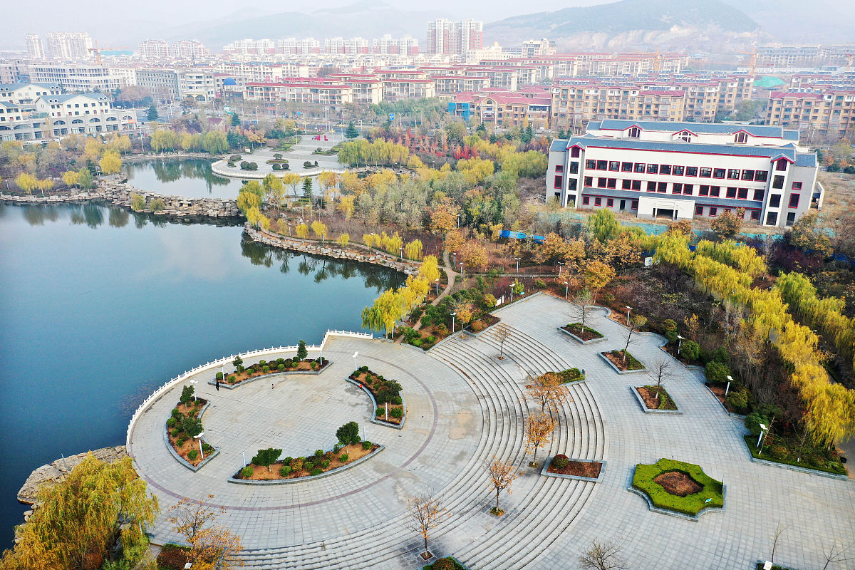 2021年11月20日,山东枣庄,初冬时节,航拍山亭区城市公园,街头巷尾依旧