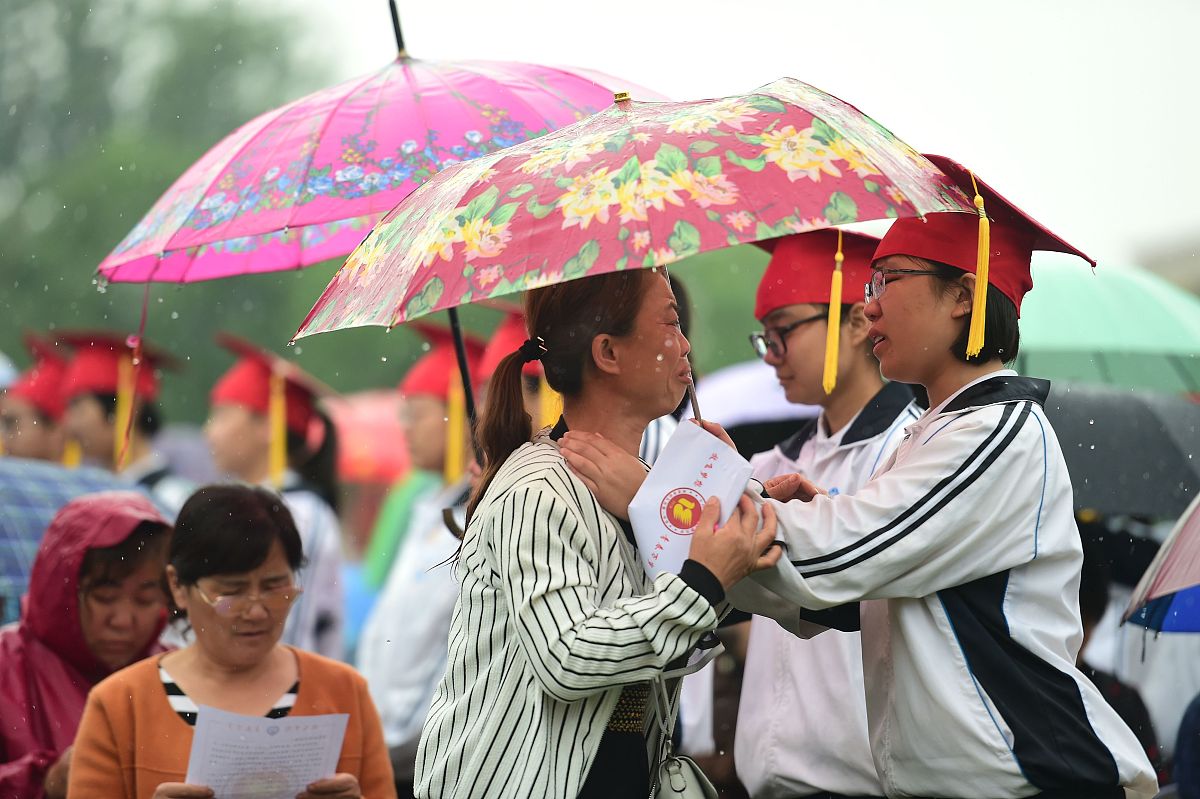 2018年5月21日,河北沧州,泊头市第一中学成人礼现场,回顾成长历程,家