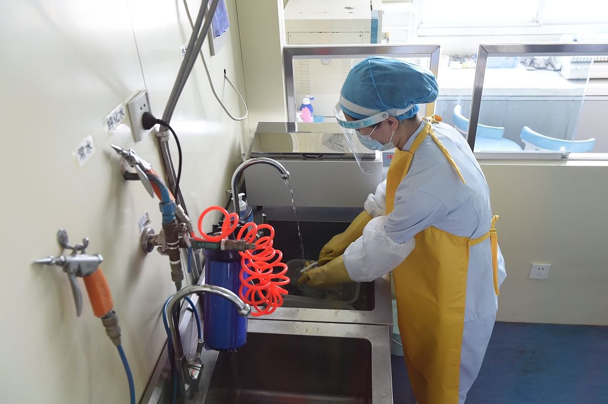 在半导体工艺加工中经常采用的湿法清洗工艺称为RCA清洗工艺。请说明RCA清洗溶液的配方配比作用以及使用的温度要求。