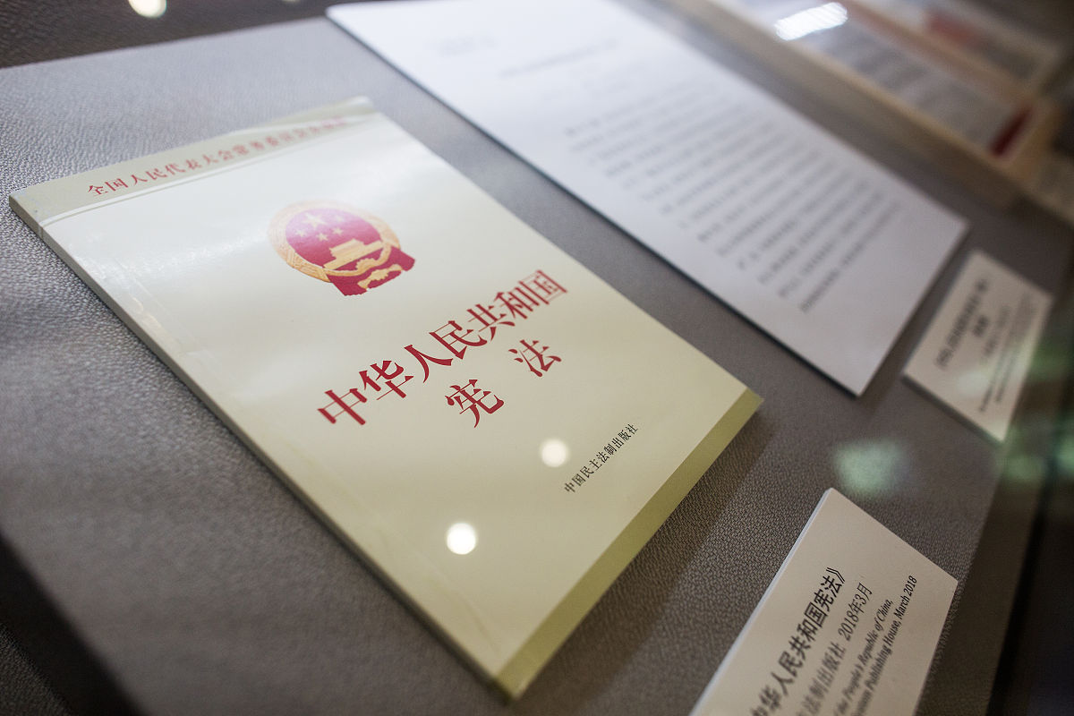 请为关于中国法制史和中国现代法律制度的论文起一个题目要求有文采并且句子对称。