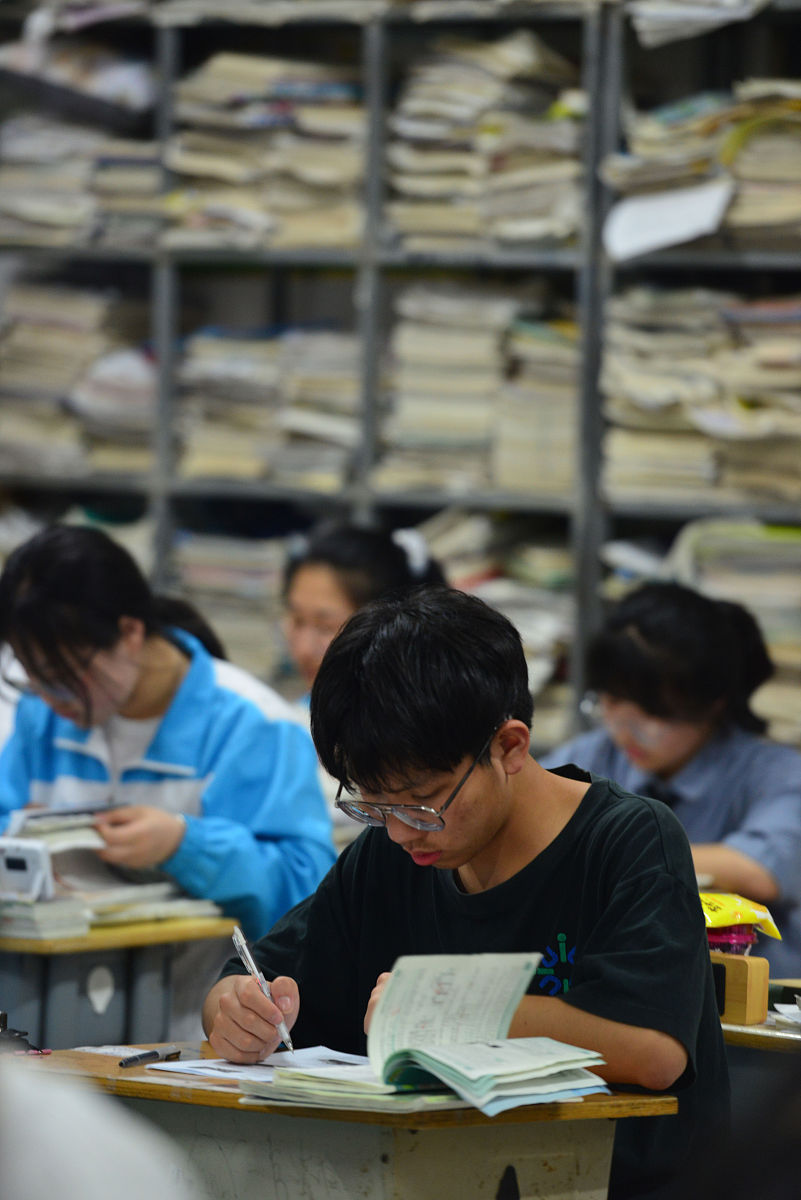 2021年6月3日晚,在安徽省阜阳市第二中学,报名参加高考的学生在上晚自