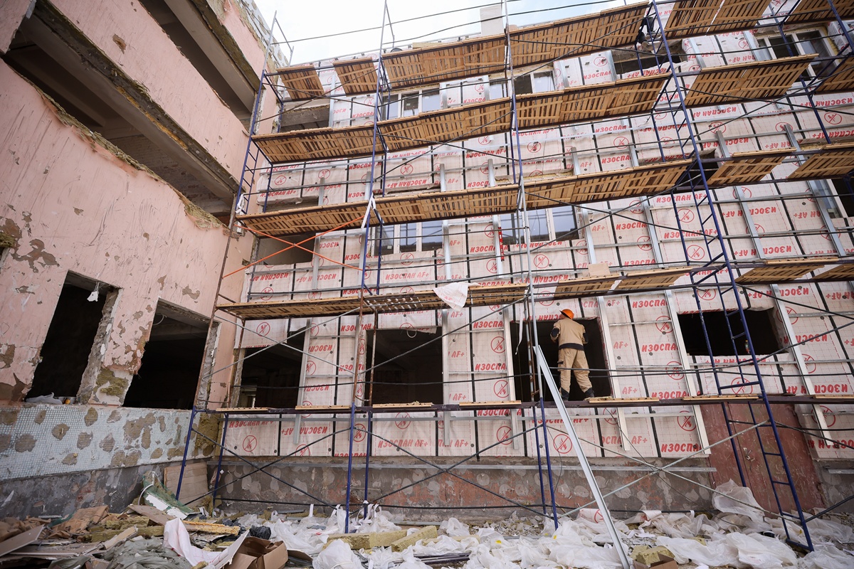 园区建筑物逐年老化建筑物出现的问题日益增多比如外墙瓷砖爆裂脱落、部分仓库墙体大范围开裂等等。部分物业在雨天容易有渗漏水的情况出现。对此我们将加强日常巡查记录力度及时掌握建筑物变化情况并预判是否存在安全隐患确保安全生产环境无风险对有渗漏水情况出现的物业及时联系专业团队提供修补方案努力为园区商户排忧解难。换个说法