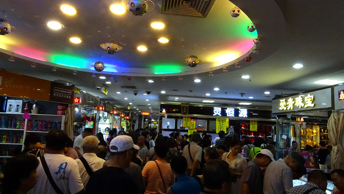 2017年9月13日,北京天意小商品批发市场,不少顾客前来扫货.