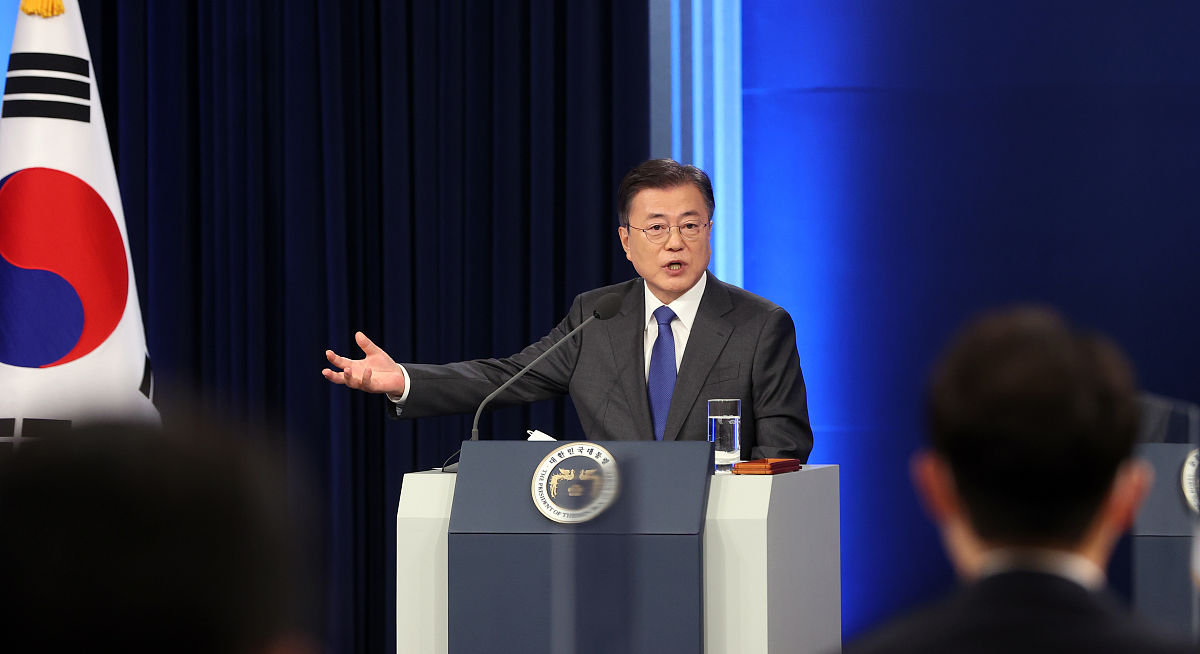 从1政治思想方面 2学习科研方面 3社会活动方面 4能力特长方面 5取得的成就以及存在的问题 6 今后努力的方向。对大学自己自我鉴定