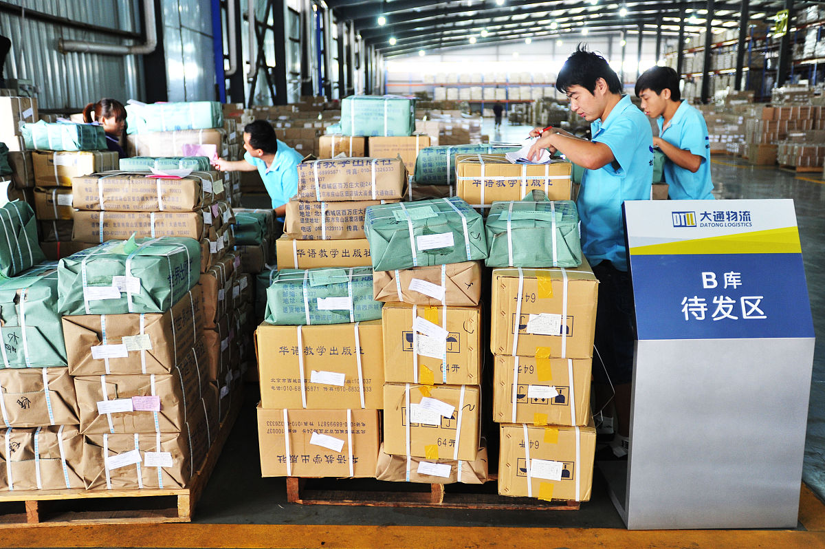 分析京东物流的竞争力京东物流是京东集团旗下的物流服务平台主要提供仓储、配送、跨境等多种物流服务。其竞争力主要体现在以下几个方面：1 高效的物流网络：京东物流拥有全国覆盖的物流网络包括自有物流中心、合作物流中心、自有车队和合作车队等能够快速响应客户需求实现快速配送。2 先进的技术支持：京东物流采用先进的物流技术包括大数据分析、人工智能、物联网等能够提高物流效率和服务质量。3 优质的服务品质：京东物流