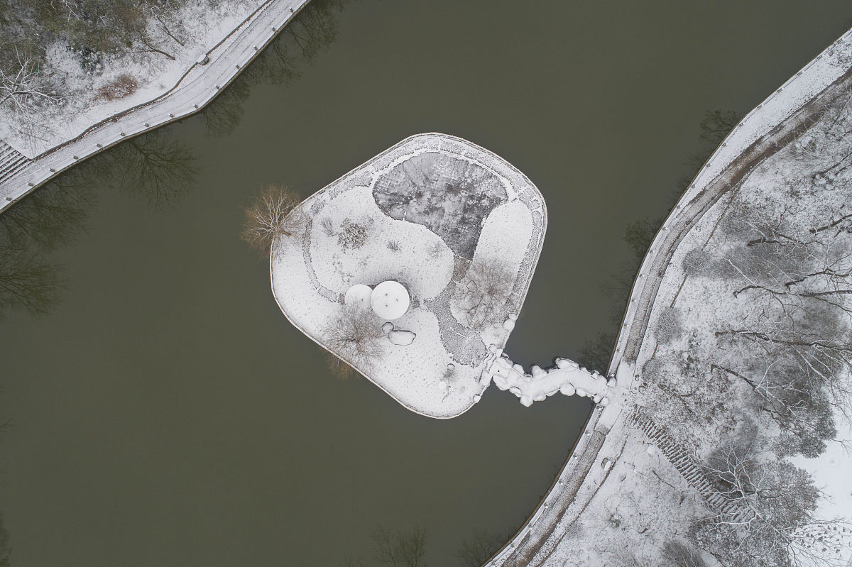 用中文写Romance between Newleaf and Liulanaya