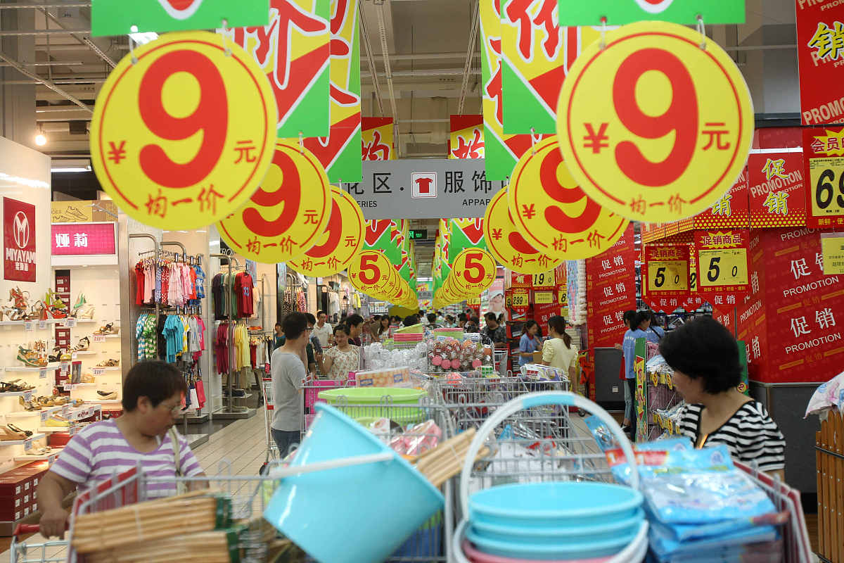   2012年7月23日,江苏南通市民在一家超市的"均一价"柜台前选购商品.